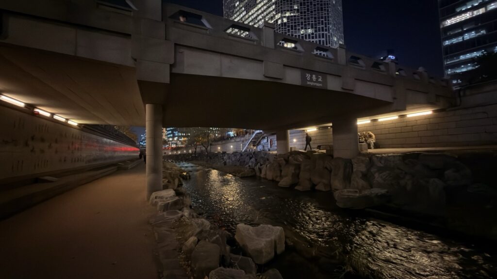 #825 – Jangtonggyo Bridge at Cheonggyecheon Stream, Seoul, South Korea