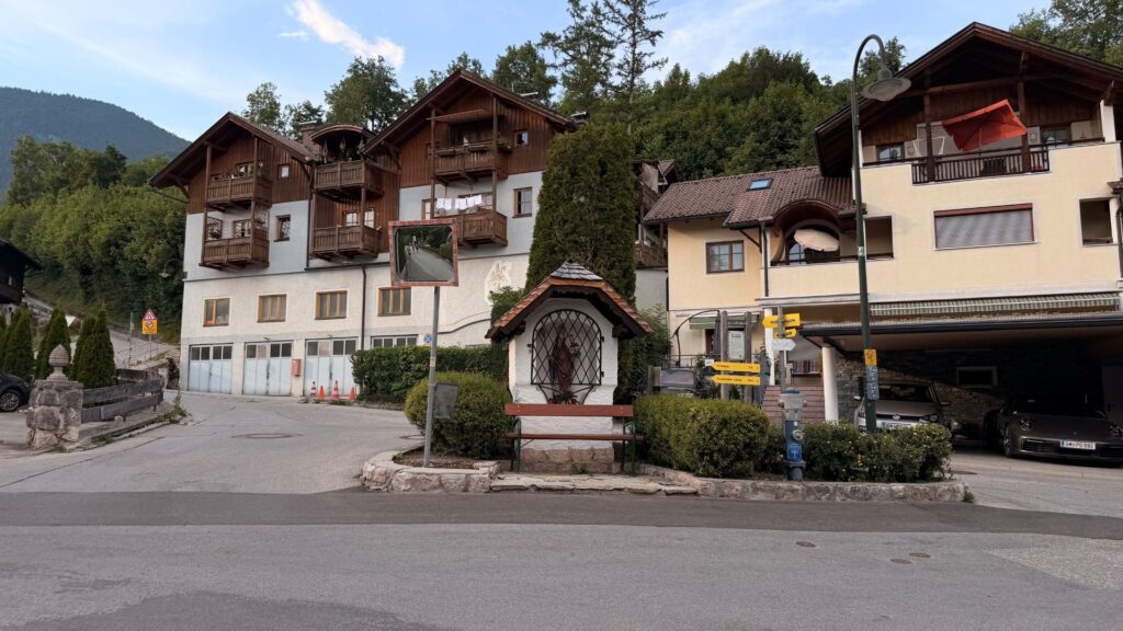 #1267 – Small Chapel with bench, St. Wolfgang im Salzkammergut