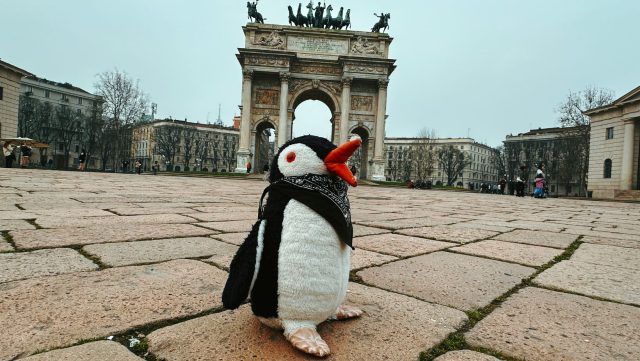 Ručne maľovaný tučniakový kameň č. 118 ukrytý na mieste Parco Sempione, Milan, Taliansko