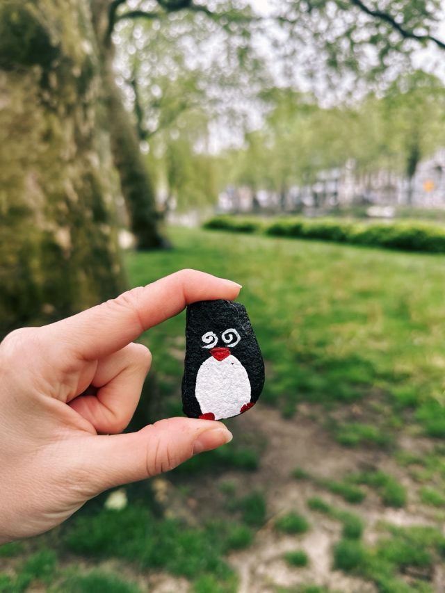 Hand-painted penguin stone #150 hidden at Weteringplantsoen, Amsterdam, Netherlands (photo 3 of 5)