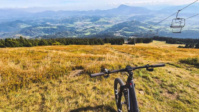 Ručne maľovaný tučniakový kameň č. 2 ukrytý na mieste Kubínska hoľa, Dolný Kubín, Slovensko
