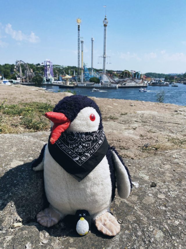 Hand-painted penguin stone #8 hidden at Kastellet, Stockholm, Sweden (photo 2 of 5)