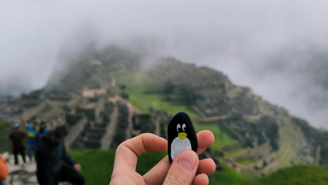 Ručne maľovaný tučniakový kameň č. 85 ukrytý na mieste Machu Picchu, Andes Mountains, Peru