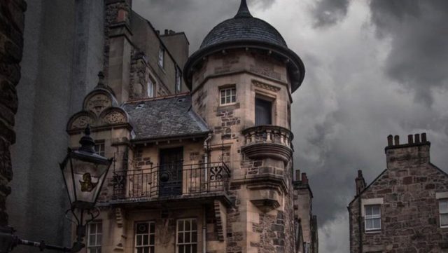 Ručne maľovaný tučniakový kameň č. 128 ukrytý na mieste The Writers' Museum, Edinburgh, Spojené kráľovstvo