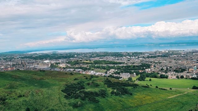 Ručne maľovaný tučniakový kameň č. 147 ukrytý na mieste Arthur's Seat, Edinburgh, Spojené kráľovstvo