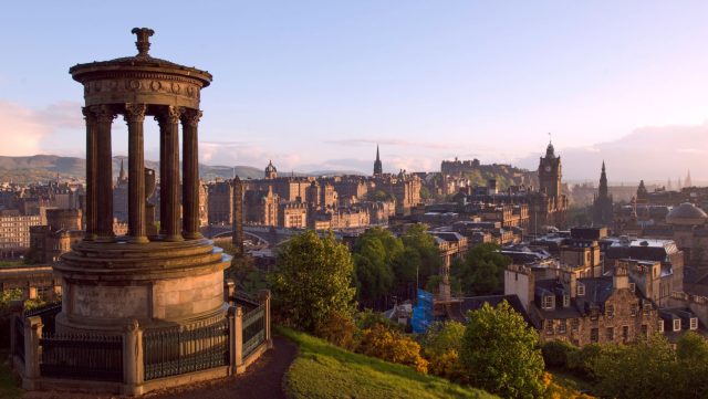 Ručne maľovaný tučniakový kameň č. 228 ukrytý na mieste Dugald Stewart Monument, Edinburgh, Spojené kráľovstvo