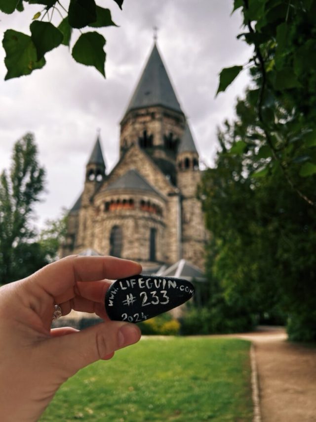 Hand-painted penguin stone #233 hidden at Love Garden, Metz, France (photo 3 of 5)