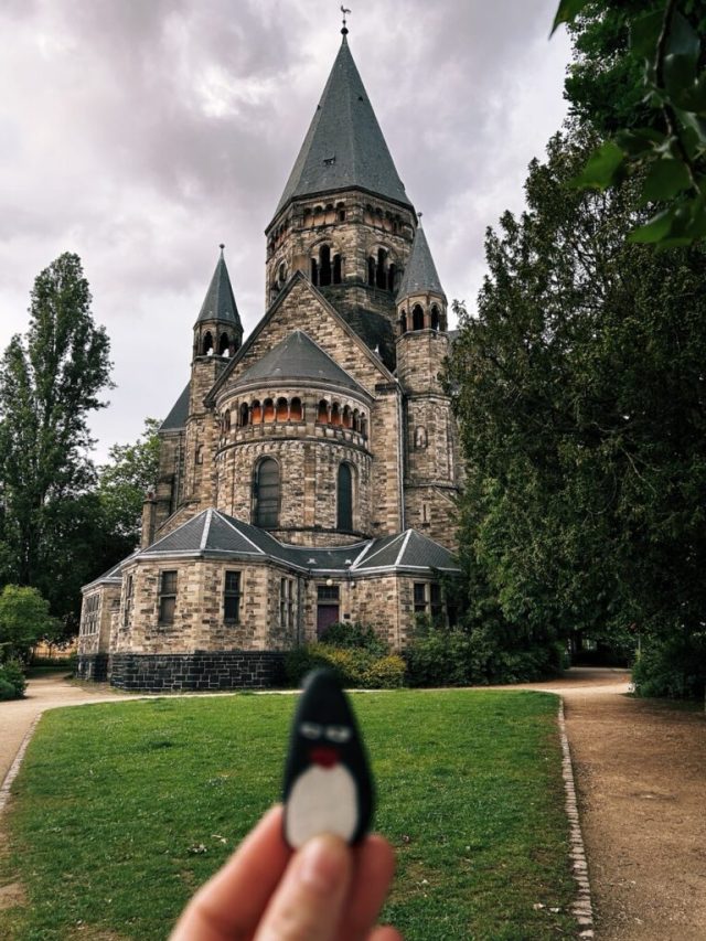 Hand-painted penguin stone #233 hidden at Love Garden, Metz, France (photo 4 of 5)