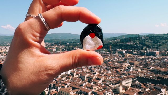 Ručne maľovaný tučniakový kameň č. 255 ukrytý na mieste Bell Tower, Florence, Taliansko