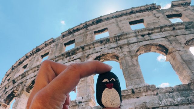 Ručne maľovaný tučniakový kameň č. 141 ukrytý na mieste Pula Citadel, Pula, Chorvátsko