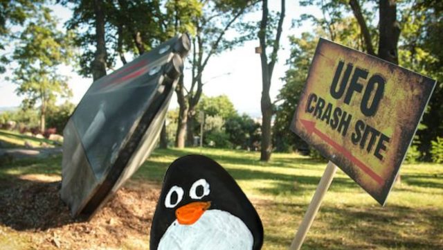 Ručne maľovaný tučniakový kameň č. 376 ukrytý na mieste UFO, Brno, Česko