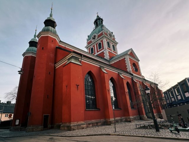 Ručne maľovaný tučniakový kameň č. 382 ukrytý na mieste Saint Jacob's Church, Stockholm, Švédsko (fotka 2 z 5)