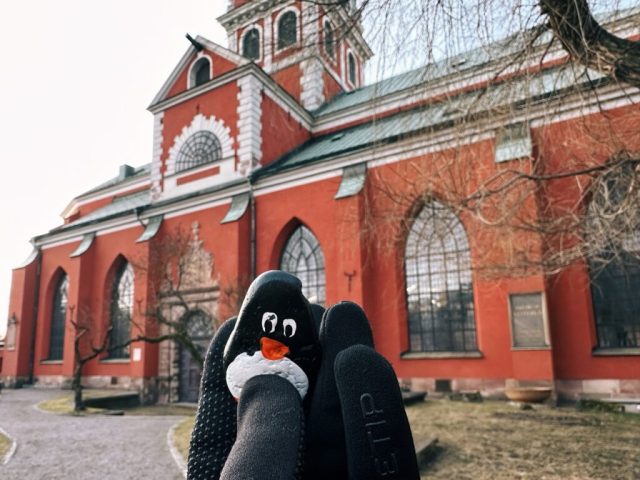 Ručne maľovaný tučniakový kameň č. 382 ukrytý na mieste Saint Jacob's Church, Stockholm, Švédsko (fotka 3 z 5)