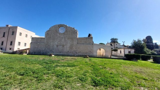 Ručne maľovaný tučniakový kameň č. 397 ukrytý na mieste The Catacomba di San Giovanni, Syracuse, Taliansko (fotka 5 z 5)