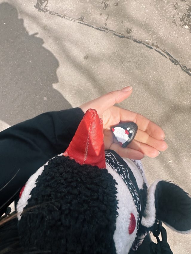 Hand-painted penguin stone #302 hidden at Edinburgh Zoo, Edinburgh, United Kingdom (photo 4 of 5)