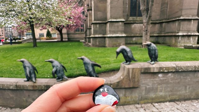 Ručne maľovaný tučniakový kameň č. 415 ukrytý na mieste March of Penguins, Dundee, Spojené kráľovstvo