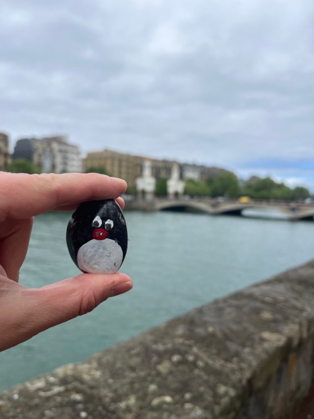 Hand-painted penguin stone #458 hidden at Maria Kristina Zubia, San Sebastian, Spain (photo 4 of 5)