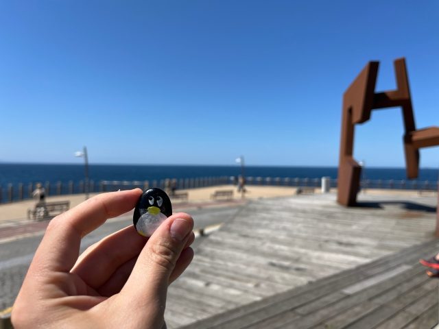 Hand-painted penguin stone #576 hidden at Construccion Vacia, San Sebastian, Spain (photo 3 of 5)