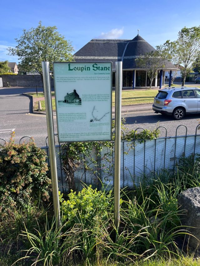 Ručne maľovaný tučniakový kameň č. 410 ukrytý na mieste Loupin Stane, Aberdeen, Spojené kráľovstvo (fotka 3 z 5)