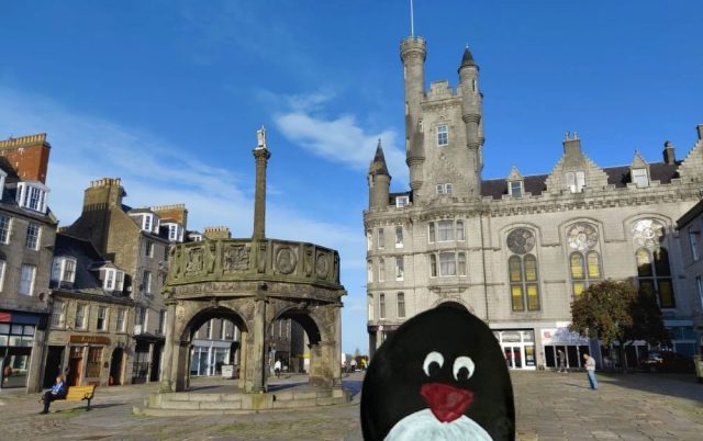 Ručne maľovaný tučniakový kameň č. 410 ukrytý na mieste Loupin Stane, Aberdeen, Spojené kráľovstvo