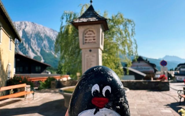 Ručne maľovaný tučniakový kameň č. 452 ukrytý na mieste Memorial Fountain, Tauplitz, Rakúsko
