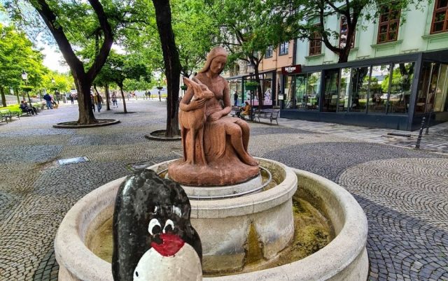Ručne maľovaný tučniakový kameň č. 546 ukrytý na mieste Girl with a Fawn, Bratislava, Slovensko
