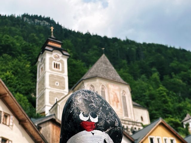 Hand-painted penguin stone #550 hidden at Pfarrkirche Maria Himmelfahrt, Hallstatt, Austria (photo 3 of 5)