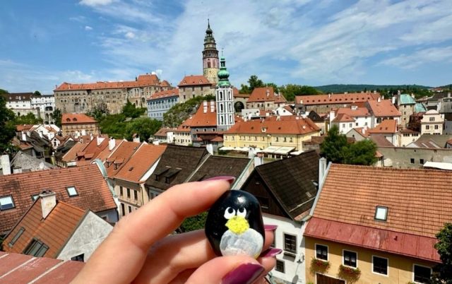 Hand-painted penguin stone #579 hidden at Seminarni zahrada Viewpoint, Cesky Krumlov, Czechia
