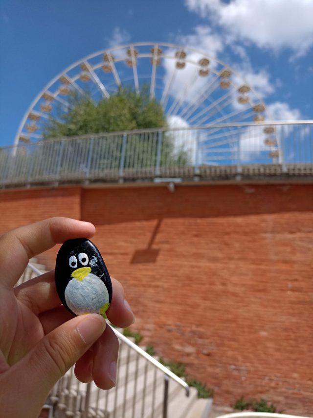 Hand-painted penguin stone #590 hidden at Wall, Toulouse, France (photo 4 of 5)