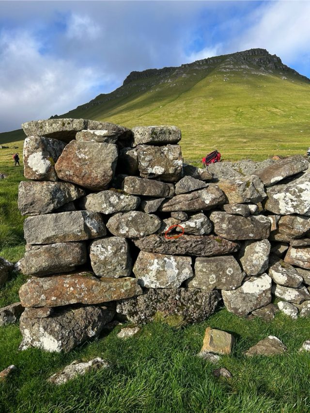 Ručne maľovaný tučniakový kameň č. 453 ukrytý na mieste Stone Wall, Trøllanes, Faerské ostrovy (fotka 2 z 5)