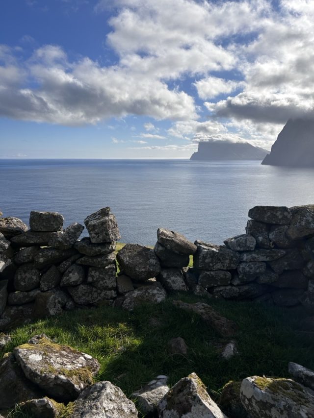 Ručne maľovaný tučniakový kameň č. 453 ukrytý na mieste Stone Wall, Trøllanes, Faerské ostrovy (fotka 5 z 5)
