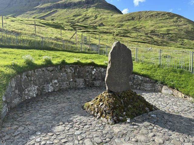Ručne maľovaný tučniakový kameň č. 640 ukrytý na mieste Memorial, Syðradalur, Faerské ostrovy (fotka 4 z 5)