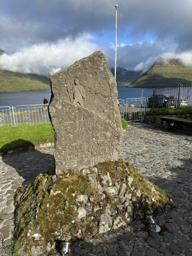 Ručne maľovaný tučniakový kameň č. 640 ukrytý na mieste Memorial, Syðradalur, Faerské ostrovy (fotka 5 z 5)