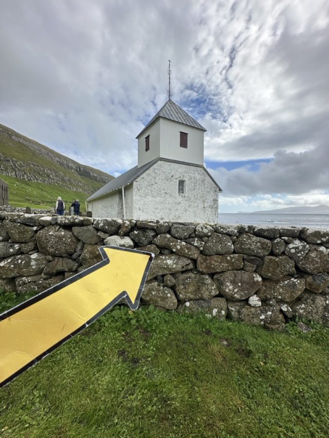 Ručne maľovaný tučniakový kameň č. 451 ukrytý na mieste Saint Olav's Church, Kirkjubøur, Faerské ostrovy (fotka 4 z 5)