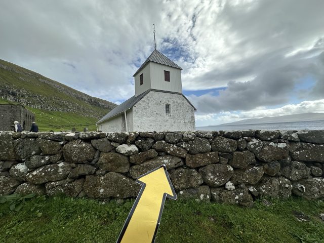 Ručne maľovaný tučniakový kameň č. 451 ukrytý na mieste Saint Olav's Church, Kirkjubøur, Faerské ostrovy (fotka 5 z 5)