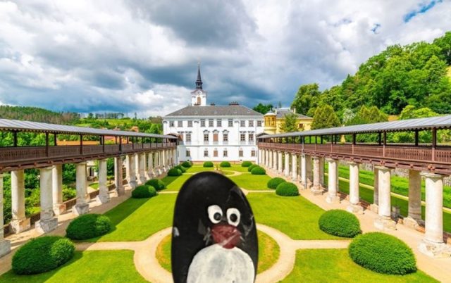 Ručne maľovaný tučniakový kameň č. 558 ukrytý na mieste State Chateau Lysice, Lysice, Česko