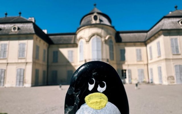 Ručne maľovaný tučniakový kameň č. 606 ukrytý na mieste Schloss Niederweiden, Niederweiden, Rakúsko