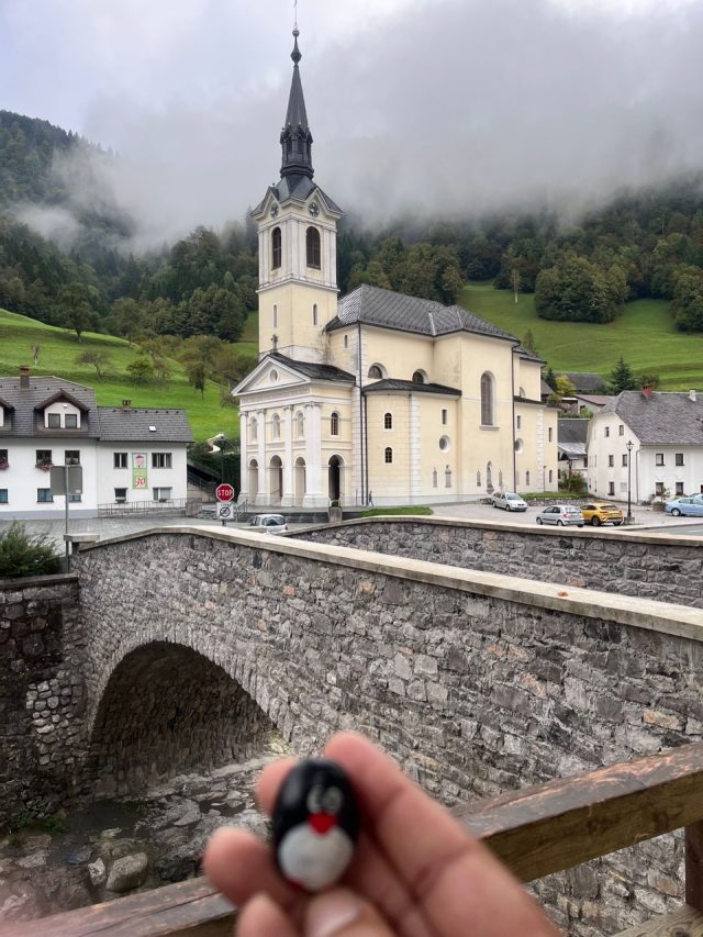 Ručne maľovaný tučniakový kameň č. 695 ukrytý na mieste Kapelica, Železniki, Slovinsko (fotka 4 z 5)