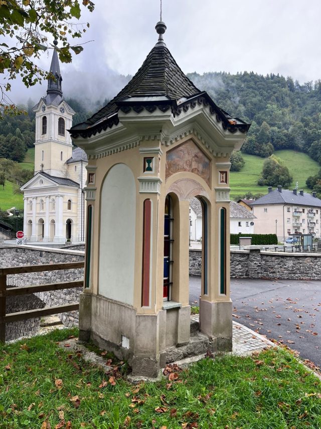 Ručne maľovaný tučniakový kameň č. 695 ukrytý na mieste Kapelica, Železniki, Slovinsko (fotka 5 z 5)