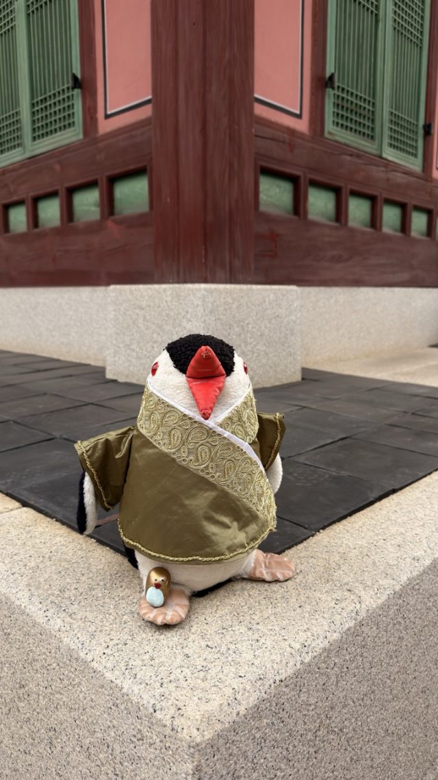 Hand-painted penguin stone #507 hidden at Gyeongbokgung Palace, Seoul, South Korea (photo 4 of 5)