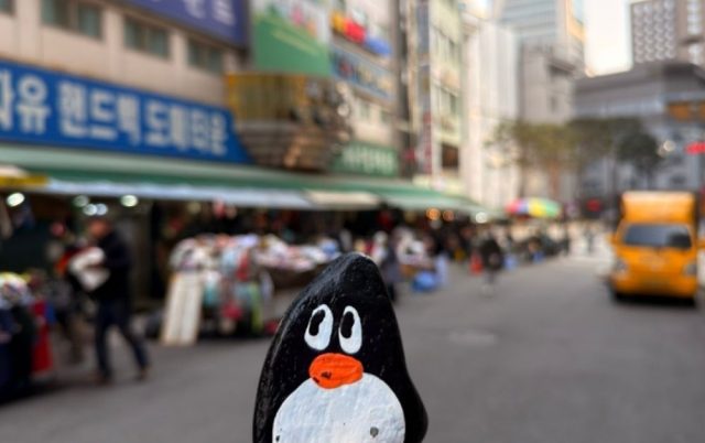 Ručne maľovaný tučniakový kameň č. 721 ukrytý na mieste Namdaemun Market, Seoul, Južná Kórea