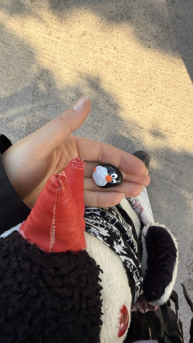 Hand-painted penguin stone #727 hidden at Deoksukung Palace, Seoul, South Korea (photo 3 of 5)