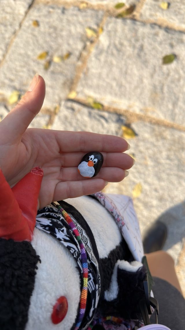 Hand-painted penguin stone #727 hidden at Deoksukung Palace, Seoul, South Korea (photo 4 of 5)