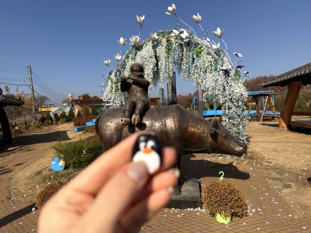 Hand-painted penguin stone #735 hidden at Baegyeon-ri, DMZ, South Korea (photo 2 of 5)