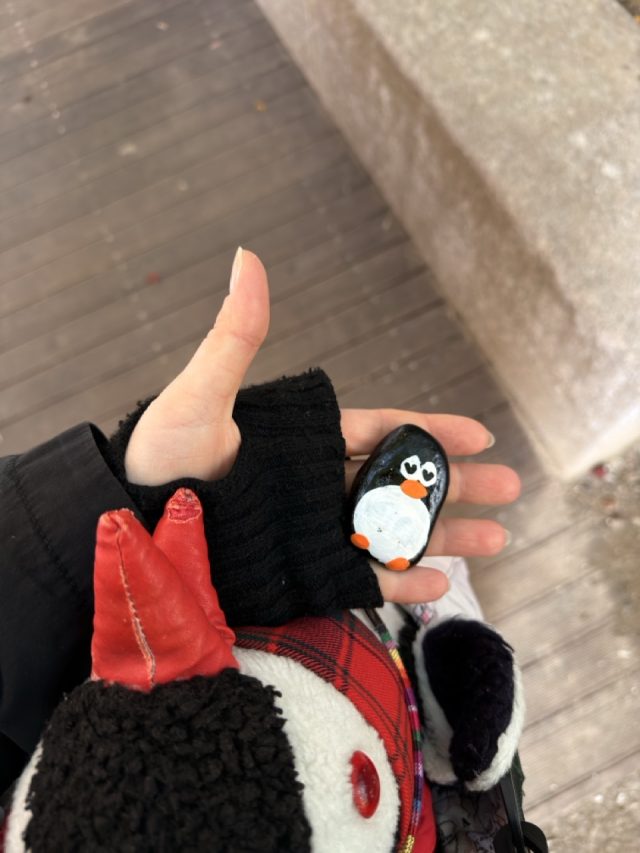 Hand-painted penguin stone #741 hidden at Insdong Anyoung, Seoul, South Korea (photo 3 of 5)