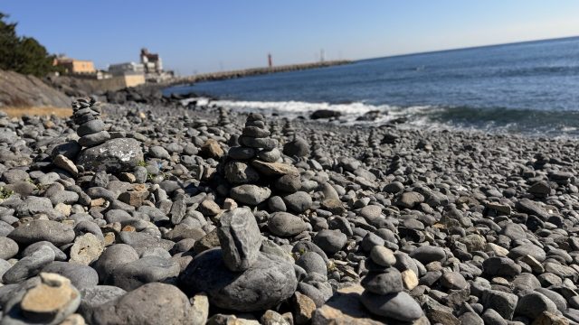 Hand-painted penguin stone #771 hidden at Pebble Beach, Busan, South Korea (photo 5 of 5)