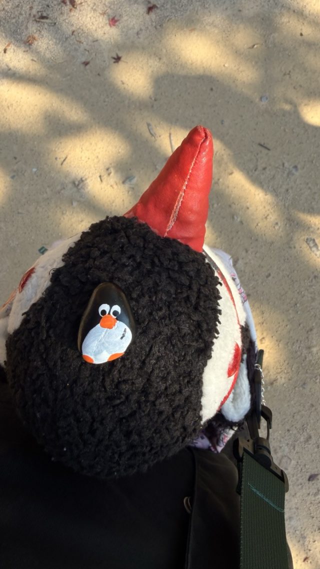 Hand-painted penguin stone #778 hidden at Dotori Garden Cafe, Seoul, South Korea (photo 3 of 5)