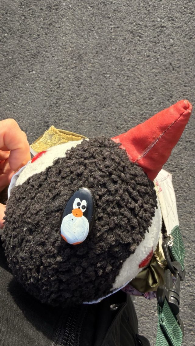 Hand-painted penguin stone #807 hidden at Cheongwadae Sarangchae, Seoul, South Korea (photo 2 of 5)