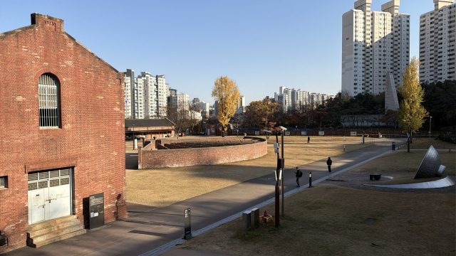 Hand-painted penguin stone #810 hidden at Seodaemun Independence Park & Prison History Hall, Seoul, South Korea (photo 2 of 5)