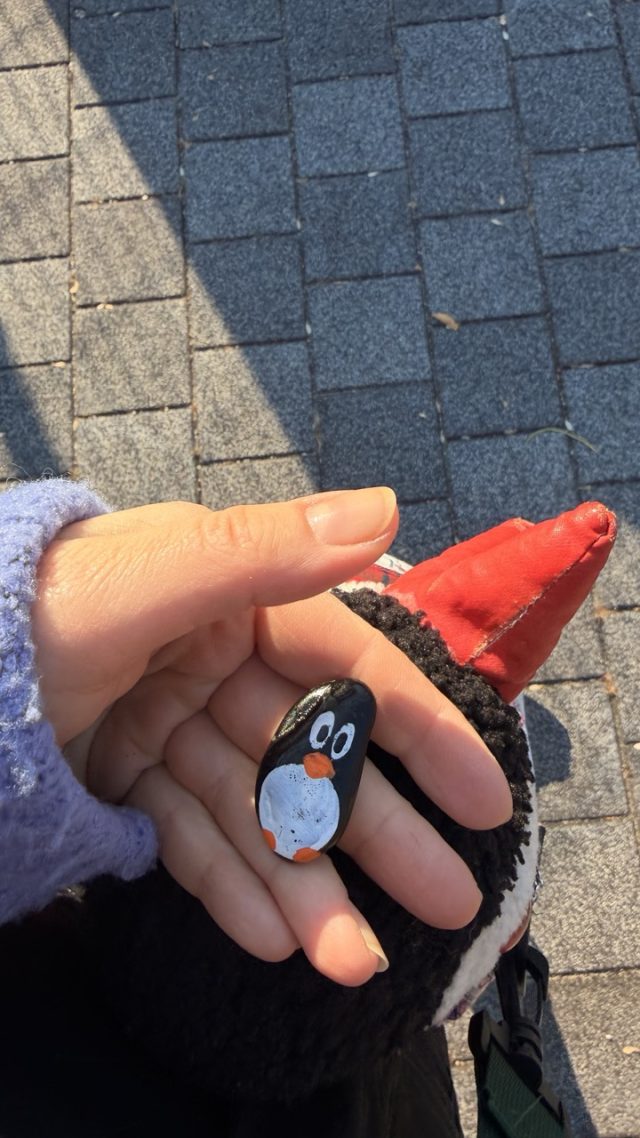 Hand-painted penguin stone #810 hidden at Seodaemun Independence Park & Prison History Hall, Seoul, South Korea (photo 5 of 5)
